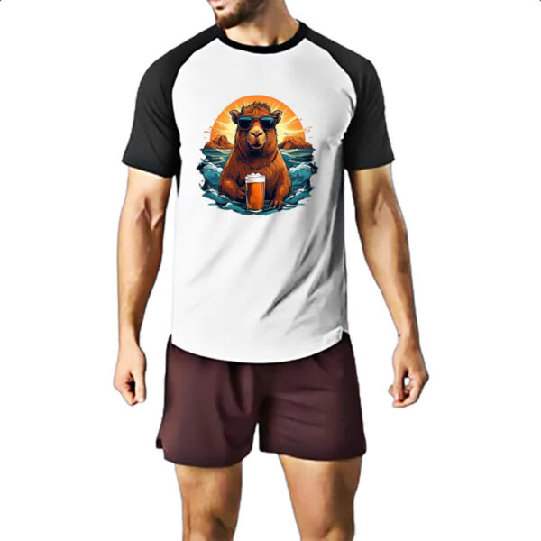 Camiseta Raglan Capivare de boas na praia tomando uma - Imagem 2