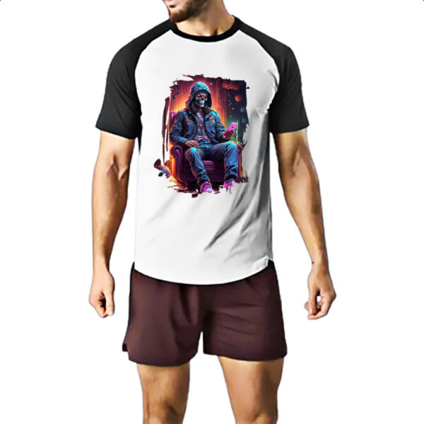 Camiseta Raglan Caveira neon no sofa - Imagem 2