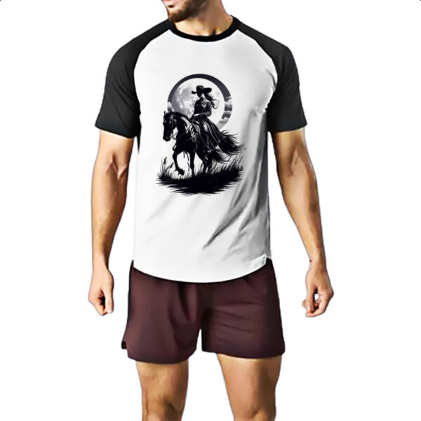 Camiseta Raglan Cowgirl silhueta ao luar - Imagem 2