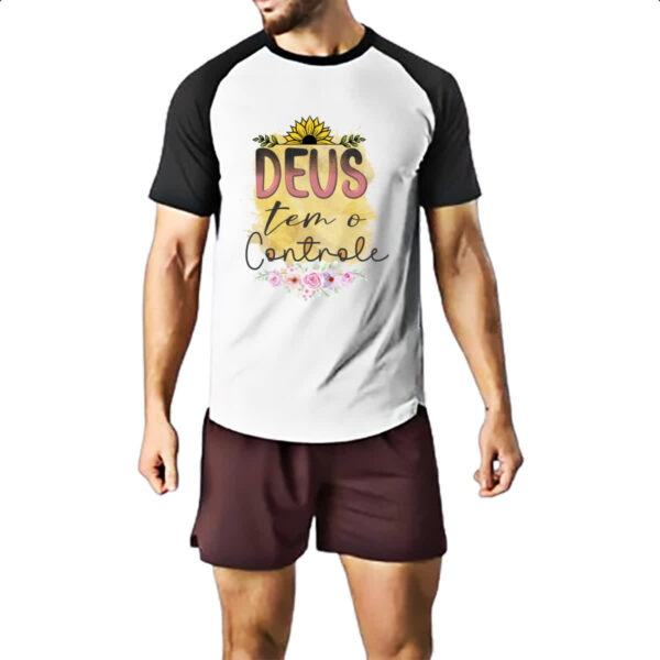 Camiseta Raglan Deus tem o controle - Imagem 2