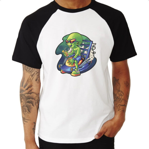Camiseta Raglan Alien relaxando de ferias - Imagem 3
