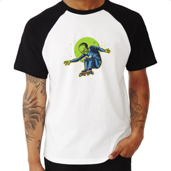 Camiseta Raglan Alien skatista - Imagem 3
