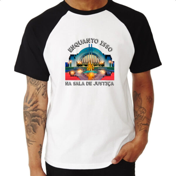 Camiseta Raglan Enquanto isso na sala de justica - Imagem 3