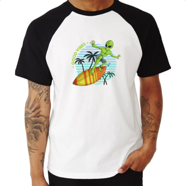 Camiseta Raglan Alien surfando good vibes - Image 3