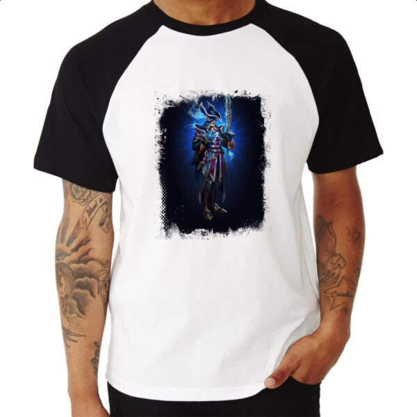Camiseta Raglan Empires and Puzzles Heroi Finley Traje - Imagem 3
