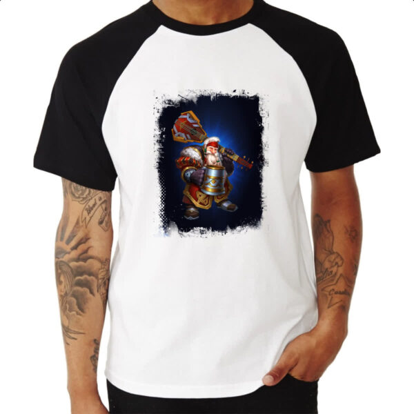 Camiseta Raglan Empires and Puzzles Heroi Kiril Traje - Imagem 3
