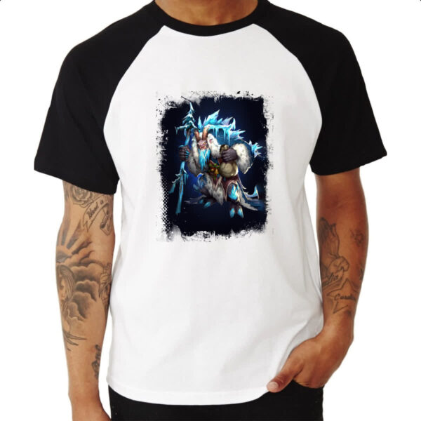Camiseta Raglan Empires and Puzzles Heroi Krampus - Imagem 3
