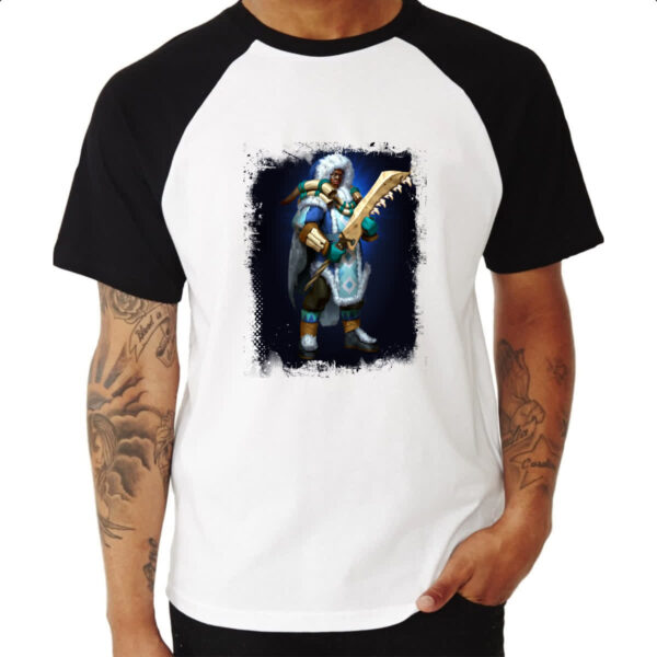 Camiseta Raglan Empires and Puzzles Heroi Miki - Imagem 3