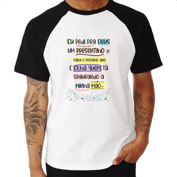 Camiseta Raglan Eu pedi a deus um presentinho - Imagem 3