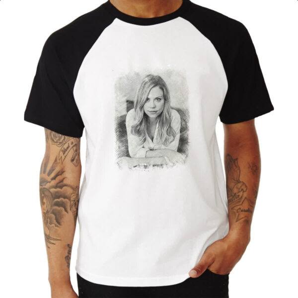 Camiseta Raglan Grimm Adalind a lapis - Imagem 3