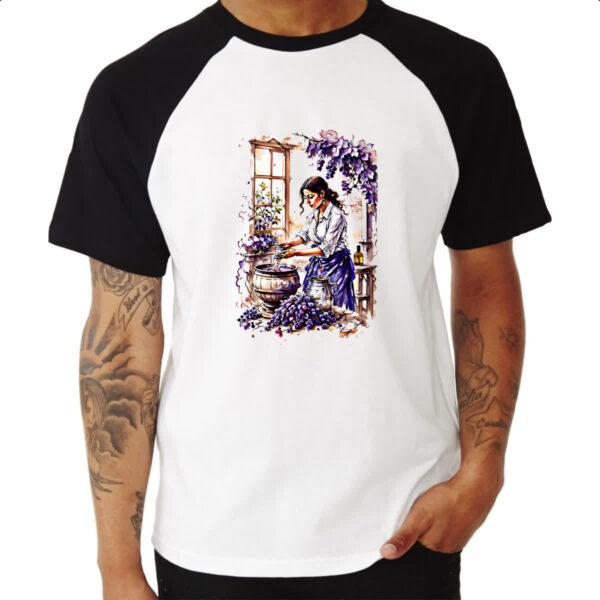 Camiseta Raglan Mulher fazendo pisco a mao - Imagem 3