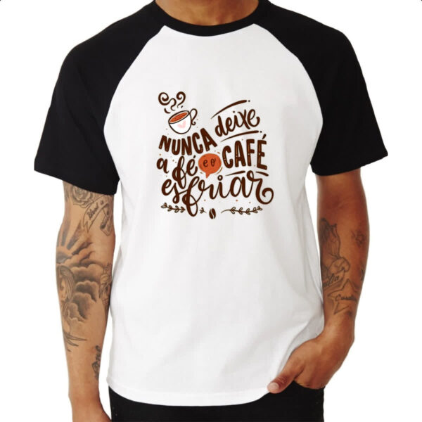 Camiseta Raglan Nunca esfrie a fe e o cafe - Imagem 3