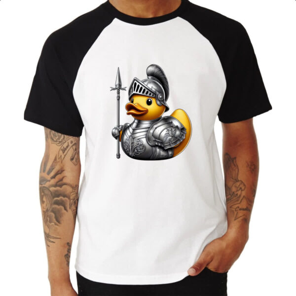 Camiseta Raglan Patinho de borracha Cavaleiro - Imagem 3