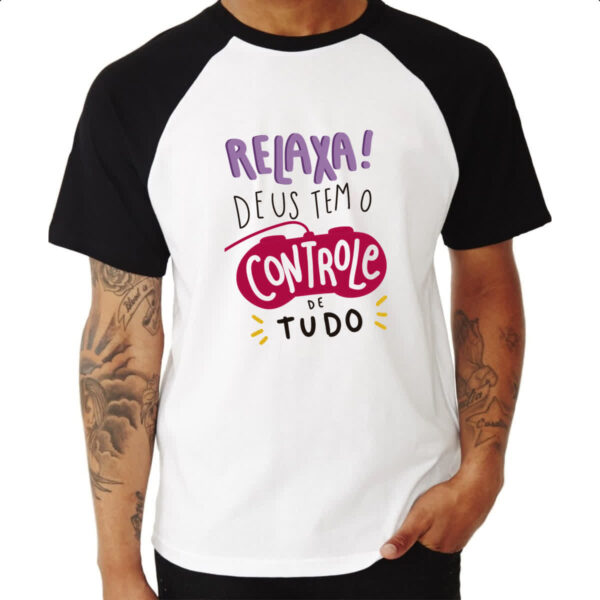 Camiseta Raglan Religioso relaxa Deus no controle - Imagem 3