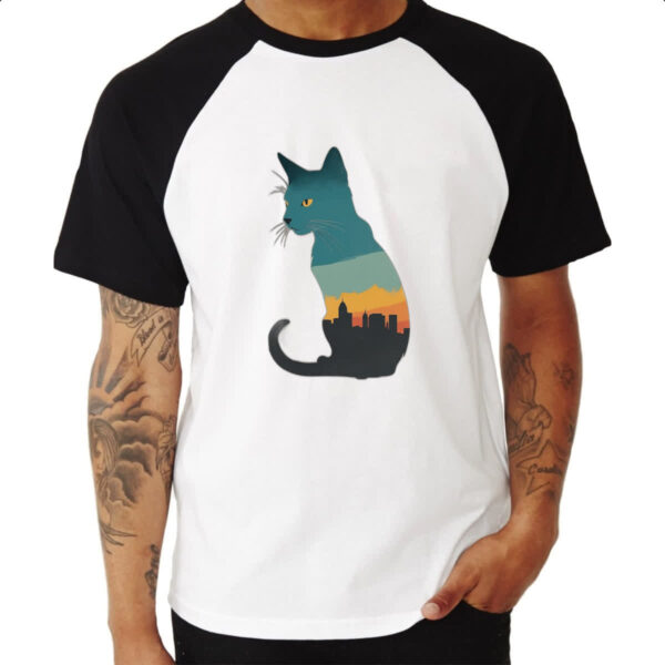 Camiseta Raglan Silhueta gato cidade noturna - Imagem 3