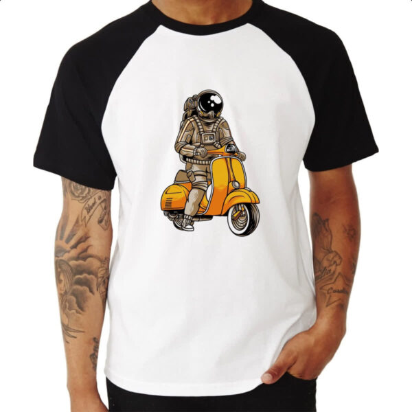 Camiseta Raglan Astronauta na lambreta - Imagem 3