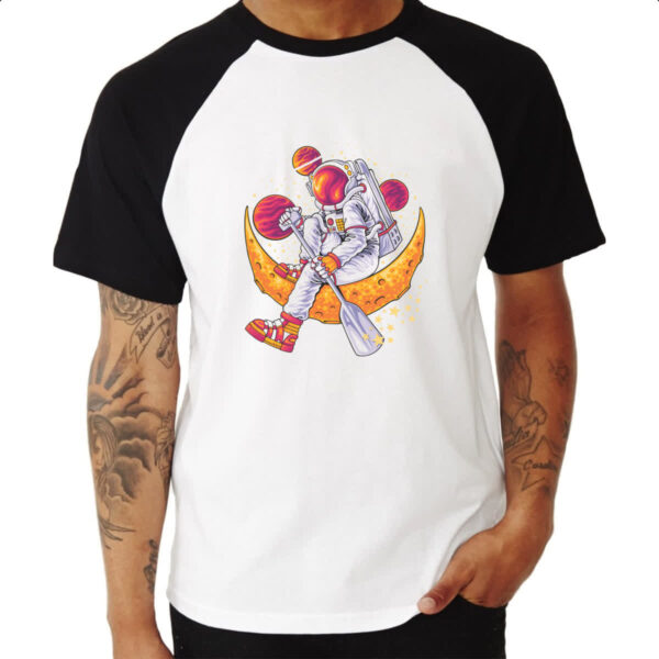 Camiseta Raglan Astronauta remando na lua - Imagem 3