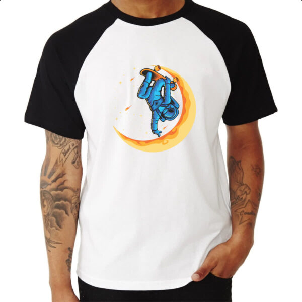 Camiseta Raglan Astronauta skatista lua crescente - Imagem 3