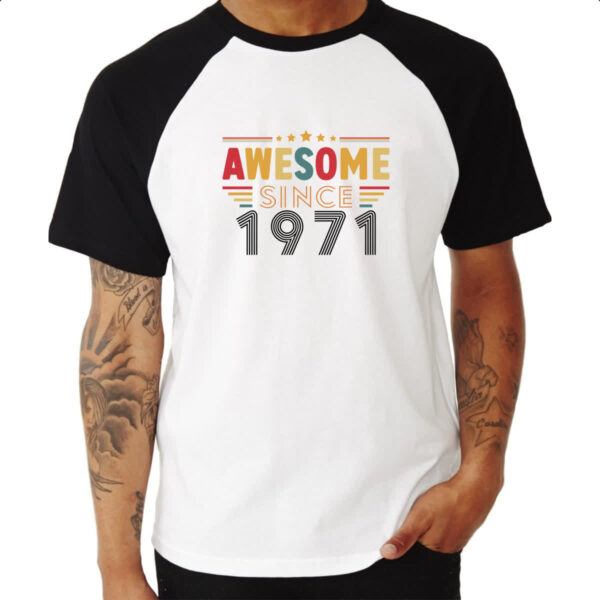 Camiseta Raglan Awesome since 1971 - Imagem 3