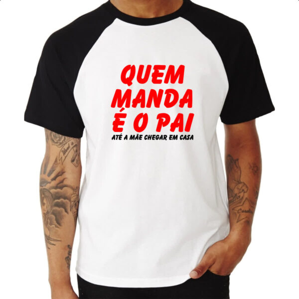 Camiseta Raglan Quem manda e o pai ate a mae chegar em casa - Imagem 3