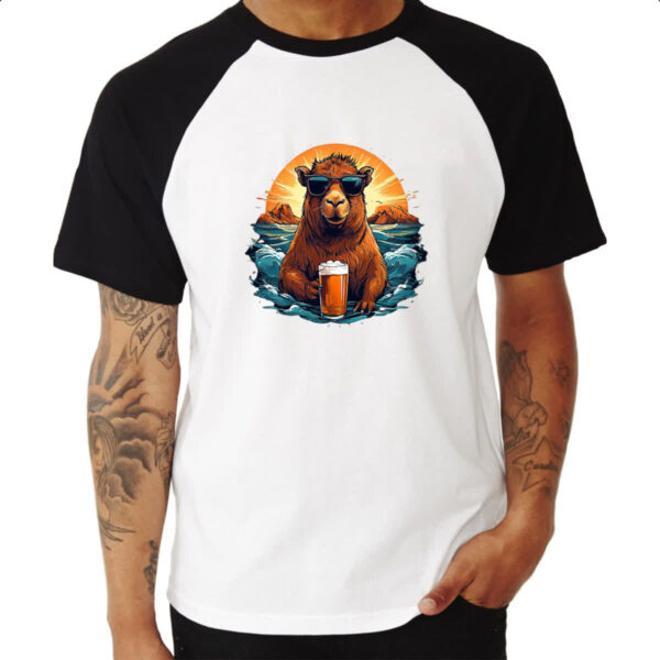Camiseta Raglan Capivare de boas na praia tomando uma - Imagem 3