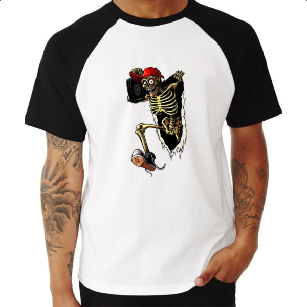Camiseta Raglan Caveira jovem rasgando camiseta - Imagem 3