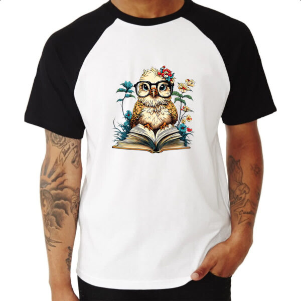 Camiseta Raglan Coruja sobre o livro do conhecimento - Imagem 3