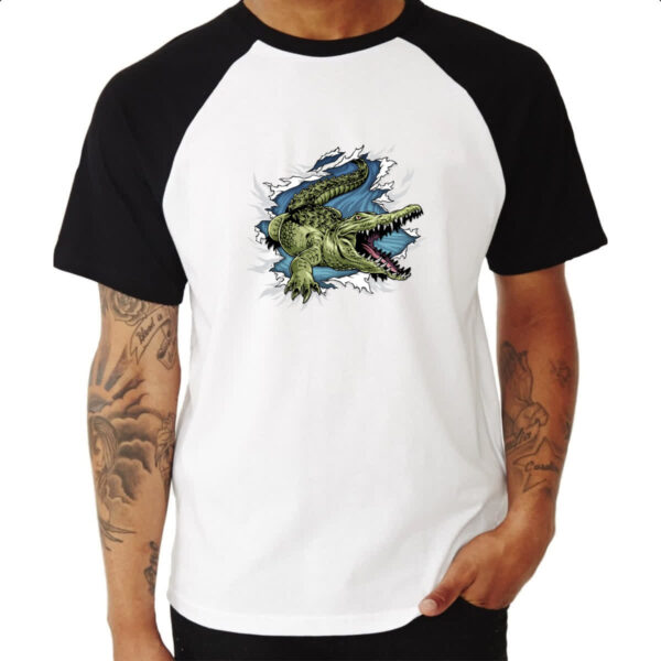 Camiseta Raglan Crocodilo rasgando a camisa - Imagem 3
