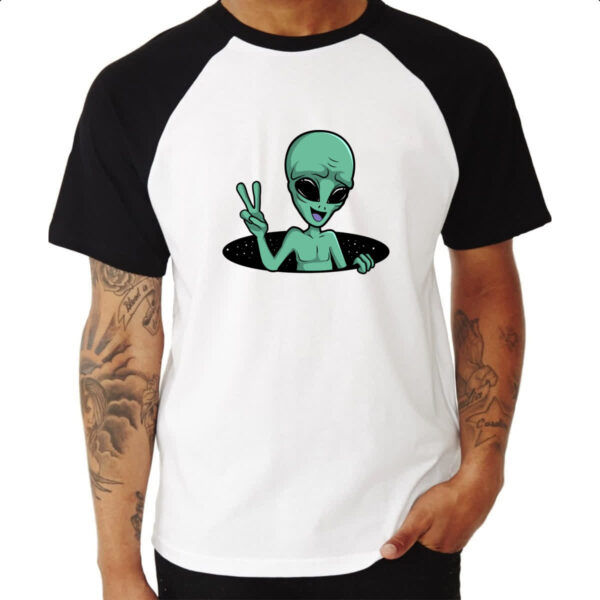 Camiseta Raglan Alien Paz e amor buraco negro - Imagem 3