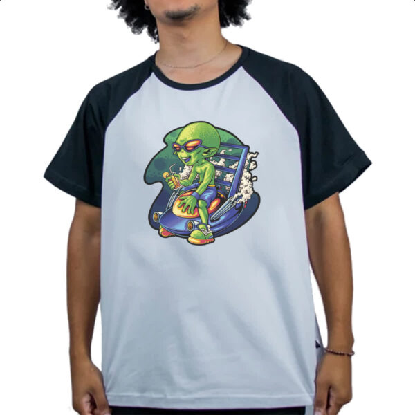 Camiseta Raglan Alien relaxando de ferias - Imagem 4