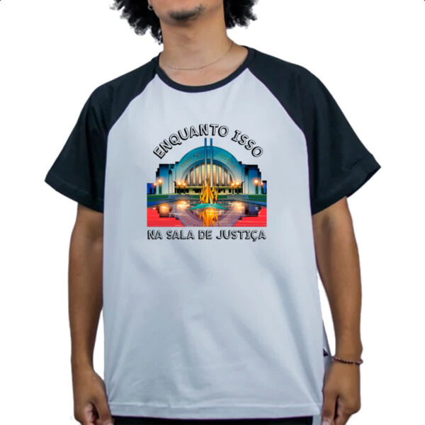 Camiseta Raglan Enquanto isso na sala de justica - Imagem 4