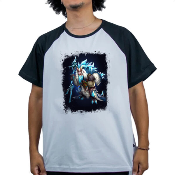 Camiseta Raglan Empires and Puzzles Heroi Krampus - Imagem 4