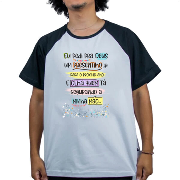 Camiseta Raglan Eu pedi a deus um presentinho - Imagem 4