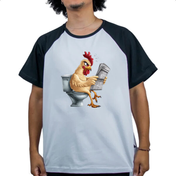 Camiseta Raglan Galinha na sala de forca - Imagem 4