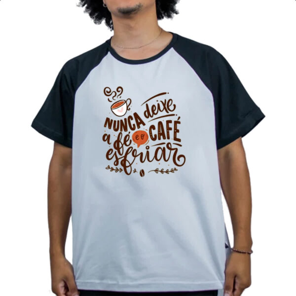 Camiseta Raglan Nunca esfrie a fe e o cafe - Imagem 4
