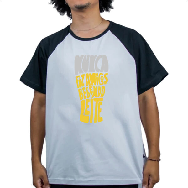 Camiseta Raglan Nunca fiz amigos com leite - Imagem 4