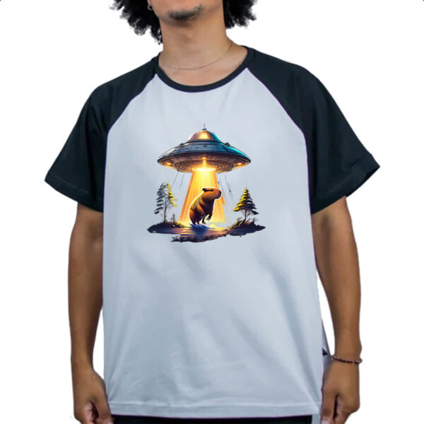 Camiseta Raglan OVNI capturando uma capivara - Imagem 4