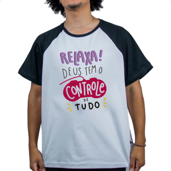 Camiseta Raglan Religioso relaxa Deus no controle - Imagem 4