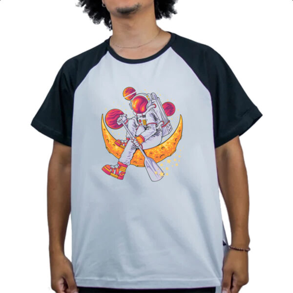 Camiseta Raglan Astronauta remando na lua - Imagem 4