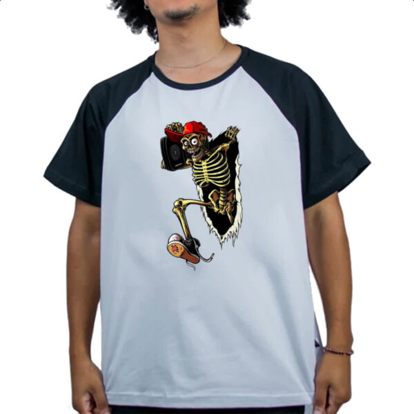 Camiseta Raglan Caveira jovem rasgando camiseta - Imagem 4