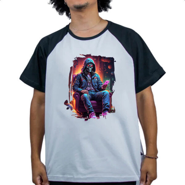 Camiseta Raglan Caveira neon no sofa - Imagem 4