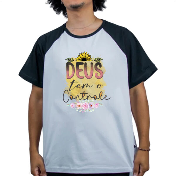 Camiseta Raglan Deus tem o controle - Imagem 4