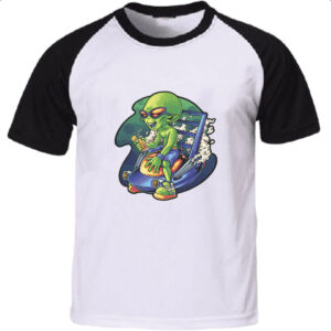 Camiseta Raglan Alien relaxando de ferias