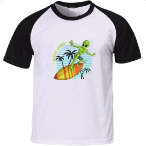Camiseta Raglan Alien surfando good vibes