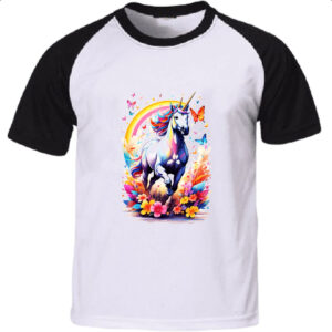 Camiseta Raglan Unicornio correndo ao arco-iris