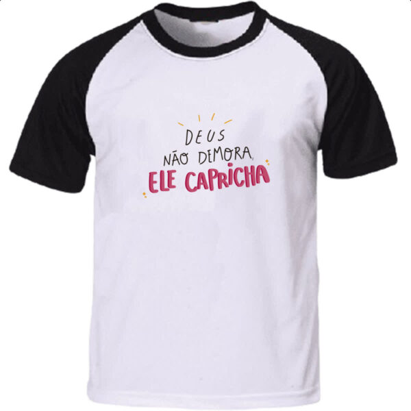 Camiseta Raglan Religioso Deus nao demora capricha
