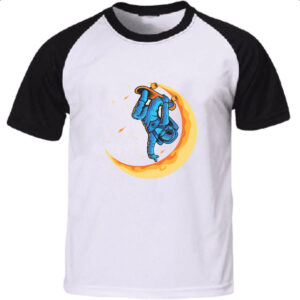 Camiseta Raglan Astronauta skatista lua crescente