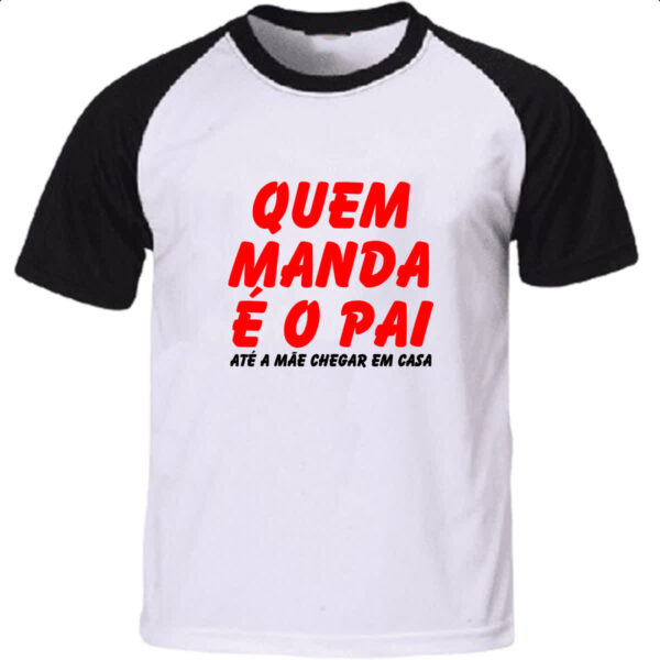 Camiseta Raglan Quem manda e o pai ate a mae chegar em casa