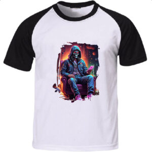 Camiseta Raglan Caveira neon no sofa