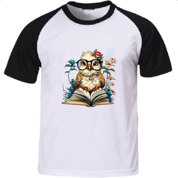 Camiseta Raglan Coruja sobre o livro do conhecimento